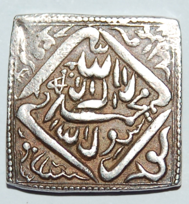 MUGHAL EMPIRE - SILVER SQUARE RUPEE (AKBAR THE GREAT) - foto 3